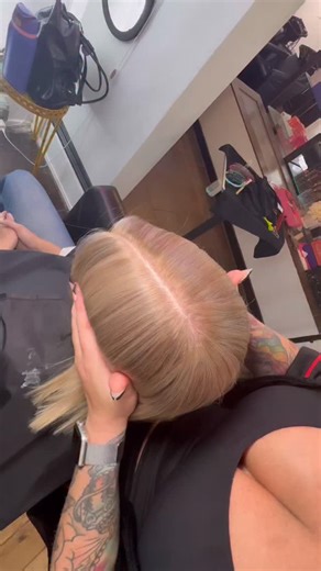 Geribeth Stigen on Instagram: "✨ Highlights vs. Babylights — Let’s Break It Down, Babe ✨ Listen… not all foils are created equal, and the technique you choose CHANGES the entire blonde. So let’s talk real. ⚡ Full Highlights • Bigger weaves/slices = louder pops of blonde • More contrast + more “I want to SEE that brightness” energy • BUT… they grow out faster and harsher • Great if you want drama — not great if you hate maintenance 🌞 Babylights (aka my specialty) • Micro-fine, paper-thin section