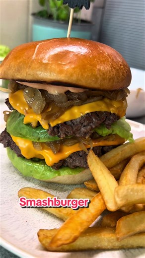 Smashburger balzsamecetes- karamellizált hagymával és dupla hússal Hozzávalók: marhahús (10dkg/ húspogácsa) zsemle saláta csemege uborka Cheddar lapka sajt 2 hagyma 2-3 ek barnacukor balzsamecet só majonéz, ketchup, mustár, Bbq szósz Elkészítés: A hagymát vékonyan felszeletelem. Olajon elkezdem dinsztelni egy kevés cukorral. Kb 30 perc után adok hozzá egy kis balzsamecetet is, összekeverem és készen is van. A huspogácsákhoz kimérem a húst és gombócokat formázok. Felhevített serpenyőben sütöm. Ki