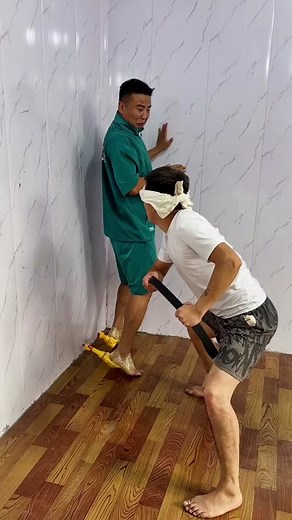 Screaming Chicken Blind Hitting Challenge尖叫鸡蒙眼打人挑战#男人简单的快乐 #尖叫鸡蒙眼打人#逮鸡#沙雕兄弟欢乐多 #TheHappinessofMen #happy #happyboy #Men'sGames