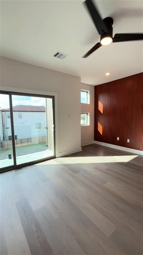 Explore your options with this Amazing 4Story town home only two left !! Renting for $4k!Interested in renting or buying ? Contact me now🙌🏽 •DanielJamison@mrsmartcity Houstonrealtor) •346-822-1809 •daniel@Smartcityrealty.com fill out form 📮 in IG bio Home perks •3bd •3 & 1 half's • 4Stofy • 2,144 sqft • private yard • 2 balconies w Rooftop #htx #houstonrealtor #houston #apartmentlocator #houstonapartments