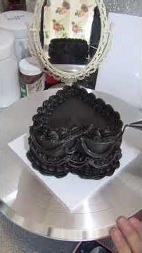 kue vintage hitam elegan, dream cake