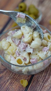 Así preparamos la auténtica ensalada fría cubana en el oriente de Cuba. Ingredientes: 🔸500g de coditos 🔸½ piña grande o 1 pequeña 🔸2 manzanas 🔸½ cebolla 🔸500g de jamón 🔸1 pechugas de pollo o ½ pollo asado 🔸Aceitunas 🔸450g de mayonesa 🔸1 cda de azúcar moreno 🔸Sal ✔️Cuece los coditos según el tiempo indicado por el fabricante y dale 1 o 2 minutos más ya que para esta receta es mejor que la pasta quede suave. ✔️Si usas pechugas de pollo puedes asarlas o ablandarlas en agua con sal, 1/2 ce