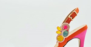 Customiser une paire de chaussures avec un accessoire à clipser en soutache