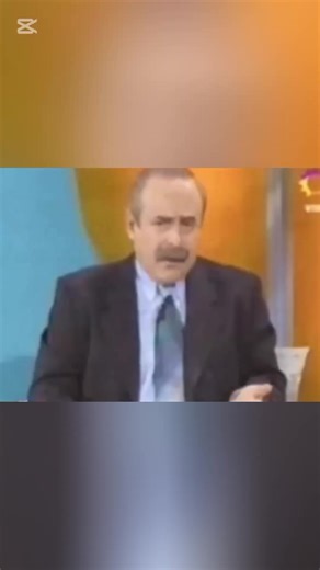 ⚫ #UnDiaComoHoy, pero de 2008, falleció Jorge Guinzburg. Humorista, periodista, productor teatral y conductor de televisión. Y por sobre todas las cosas, un hincha de #Vélez de pura cepa. Acompañó al club a todos lados. En Brasil, en Japón, en las buenas, en las regulares y en las malas, donde le toque jugar al Fortín. Siempre que tuvo la oportunidad, llevó la V Azulada con orgullo en todos los programas y lugares donde estuvo. Con su característico humor, se ganó el corazón de muchísimas person