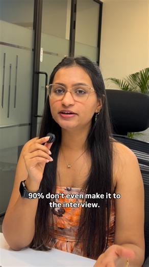 Mudra Surana | Product & Career | LinkedIn Top Voice on Instagram: "If you want my exact resume template, comment ‘TEMPLATE’ and I’ll send it to you. After reviewing 100+ PM resumes, I can tell you this, 90% lose the job before the interview. Here are the exact resume fixes you MUST make: 1️⃣ Keep it a ONE‑pager Recruiters spend 5–7 seconds scanning a resume. One page forces clarity. Two pages = instant drop‑off. 2️⃣ Use a simple single‑column layout No fancy borders. No split sections. A single