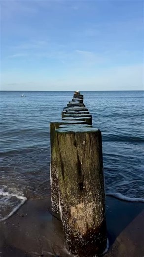 AOK-Klinik Rügen on Instagram: "MEER I 🌞 I TAG Die Ostsee rund um Rügen liegt im Moment wie verzaubert. Stellenweise zieht sich das Eis über mehr als einen Kilometer hinaus. Weiß, still, glitzernd im Sonnenlicht. Darüber ein weiter, blauer Himmel. Es ist eine dieser Winterlandschaften, die den Atem leise werden lassen. Alles wirkt ruhig, fast zeitlos. Für unser Sonntagsvideo fehlte heute nur eines, das vertraute Wellenrauschen. Direkt vor der Küste war alles gefroren. Also sind wir ein paar Ki