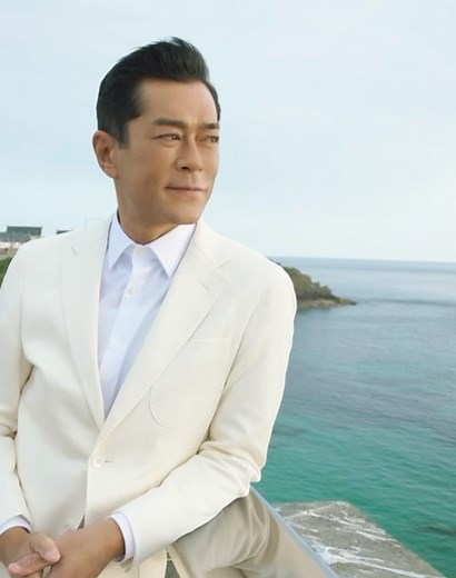 古天樂 Louis Koo on Instagram: "睇完上一條我同 @Guerlain 合作嘅Video，大家係咪同我一樣覺得蜜蜂保育好重要🐝 好在Guerlain科研團隊喺研發新產品同時都一直守護蜜蜂，避免珍貴嘅蜜蜂面對任何危險🤍 所有蜜蜂和蜂蜜都由特選養蜂人以對環境友善嘅方式養殖及收成🙌🏻 而團隊揀選養蜂島嶼都有好高嘅標準✨就好似我啱啱去完嘅烏埃尚島就係其中一個有良好環境、豐富生物多樣性同埋優良蜜蜂基因嘅地方，除此之外仲有法國科西嘉島、希臘同芬蘭⛰️ 確保每一滴蜂蜜都係最豐潤、最新鮮💛🧡 想體驗咁非凡強效嘅蜂蜜修護力量﹖依家喺實體店購買任何殿級蜂皇系列，可額外獲贈新品蜜護晚霜7ml🌙名額只得300個咋！ @Guerlain #Guerlain #GuerlainHK #GuerlainSkincare #AbeilleRoyale #AbeilleRoyaleDayCream #AbeilleRoyaleNightCream #GuerlainforBees #LouisKooInParis"