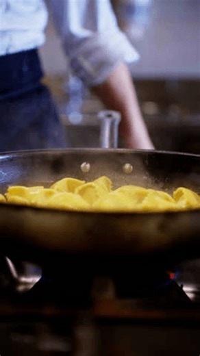 clip-4014905185-vertical-close-chef-shaking-pan-toss-ravioli