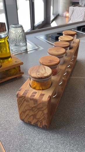 Tutto più bello sul calore naturale del legno d’ulivo. #artelegnospello #olivewood #foodphotography #italianhome #handmadeitaly #taglieri #foodvideo #artigianatoitaliano | Arte Legno