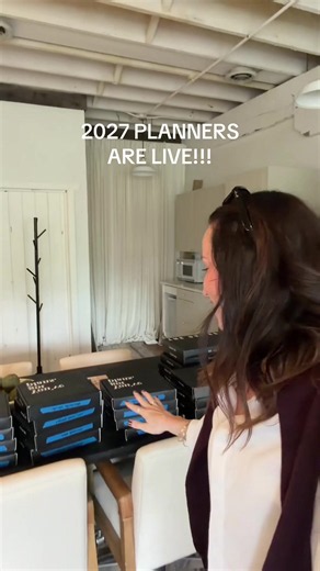 “reporting live” 😂😂😂 so lame but 2027 planners are in fact…LIVE!!! A national holiday over here @The Dailee 😜