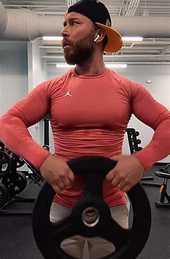 #shoulders #bodybuilding #mensstyle #gymapparel #maxwellalexander