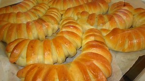 84K views · 902 reactions | Za sve one koji obožavaju tijesto, kiflice sa svježim sirom su prava poslastica. Radim ih često po ovom receptu, uvijek uspiju, a niko im ne može odoliti jer su mekane kao duša... Još mnogo video recepata možete pogledati na našem YouTube kanalu na linku --> https://bit.ly/2O7tw5y | Domaći Recepti | Facebook