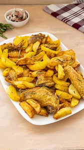 Benedetta Rossi on Instagram: "POLLO E PATATE ARROSTO IN FRIGGITRICE AD ARIA Una ricetta facile e veloce per questo grande classico 🍗🥔 INGREDIENTI 800g di pollo a pezzi 800g di patate rosmarino 3 spicchi di aglio olio d’oliva sale e pepe PROCEDIMENTO Per prima cosa saliamo bene i pezzi di pollo da entrambi i lati, in questo modo lo facciamo insaporire mentre proseguiamo con la ricetta. Poi facciamo la stessa cosa con il pepe. In una ciotola tagliamo le patate a spicchi o a cubett