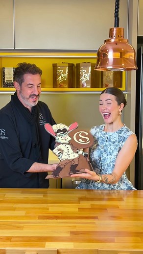 Escultura de Chocolate Coelho Chef Cacau Show