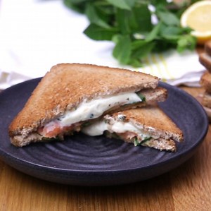 Réalisez un onctueux et très gourmand croque-monsieur à la truite fumée | Demotivateur Food