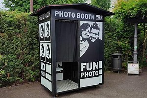 Poze la minut, în "Căsuța Foto" Booth, la intrarea în  Parcul Iulius din Cluj-Napoca
