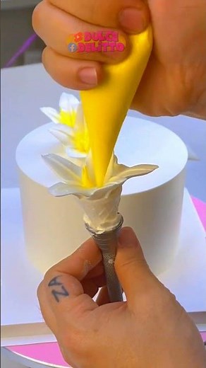 cómo hacer flores con crema chantilly para decorar pasteles