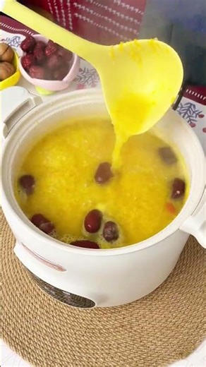 The pot lid comes with a micro-pressure stewed rice that cooks quickly. It has a multi-functiona