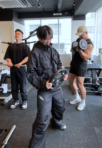 Japanese Personal Trainers Dance to New Ppop Hit