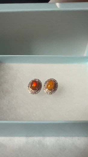 🔥 Fire Opal – Effy Brand | 14K White Gold 🔥 This stunning Fire Opal piece from Effy is pure elegance with a bold, vibrant glow. Set in genuine 14K White Gold, this gemstone brings warmth, passion, and an unforgettable pop of color every time it catches the light. Fire Opal is loved for its natural flame-like brilliance — symbolizing energy, love, and confidence. Paired with the clean shine of white gold, this is a perfect blend of luxury and modern sophistication. Beautiful for everyday wear o