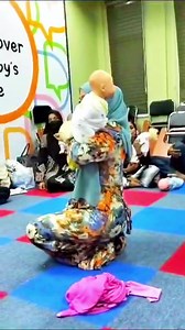 20K views · 225 reactions | Bayi newborn ni, lepas menyusu je selalunya dia nak tidur… Jadi ada tak cara nak bantu bayi sendawa lepas menyusu dan sekaligus bantu dia tenang untuk cepat tidur? Yes! Boleh pegang bayi dalam posisi over the shoulder ini. Bila bayi dah tenang atau dah mula mamai atau lentok dibahu, dah boleh letak ke bawah (katil, tilam atau buai) untuk dia sambung tidur #babylanguage #teknikcuddlecure #caratidurkanbayinewborn #parenting #anak | Baby Language | Facebook