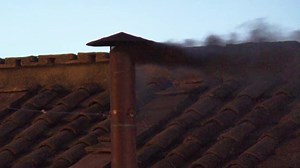 🗣Sale humo negro de la chimenea de la Capilla Sixtina, en el #Conclave del #Vaticano. La primer votación por el nuevo Papa resulta fallida. No hubo acuerdo mayoritario. 📲Lee la nota👉🏻 luznt.mx/9ZpMi | Luz Noticias