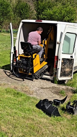 Unloading a 660 kg Mini Excavator