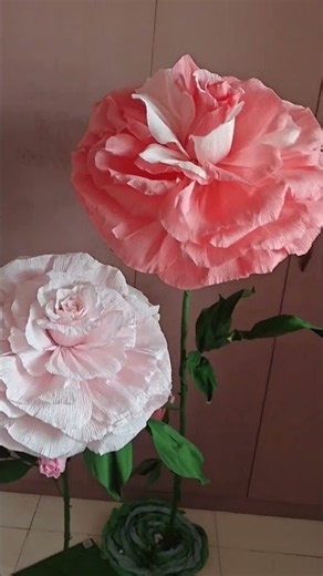 No Glue Gun Giant Crepe Paper Flowers made using two different crepe papers, flores de papel Crepe🌹🌹
