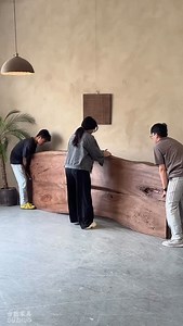 This massive solid wood bed? Nature’s warm embrace right in the bedroom 🛏️ #WabiSabGiantWoodBed #RusticBedroomVibes #NaturalTimberCharm #HomestayFurnitureGoals #CozyRawWoodRetreat | Mei Liang