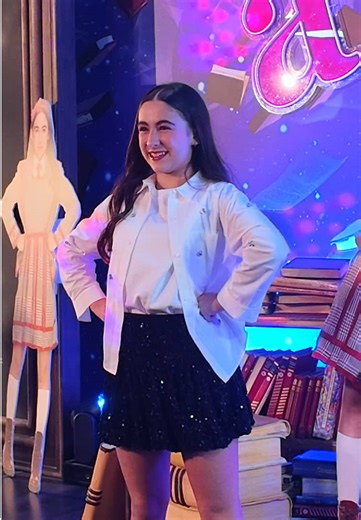 Estuvo increíble mi estreno a prensa 🎶✨📚 y lo mejor es que RHENNÉ llegó de sorpresa 🩷 #MatildaelMusical #laracampos