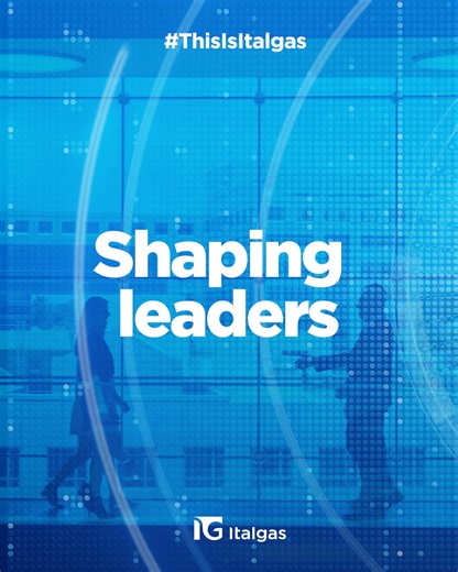 🌱 In Italgas crediamo che il futuro si costruisca coltivando il talento e condividendo conoscenze. Investiamo nella crescita delle nostre persone, trasformando il sapere in competenze e responsabilità per formare i leader di domani, pronti a fare la differenza nel mondo dell’energia. 🔄 Favoriamo un ambiente di apprendimento continuo, dove il confronto e lo scambio di esperienze aprono nuove strade e stimolano l’innovazione. 🌍 Shaping leaders: il nostro impegno per un futuro più sostenibile e 