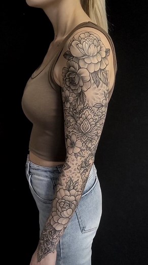 Ornamental floral filigree... #ornamentaltattoo #floraltattoo #filigree #patterntattoo #mandalatattoo #mandala #snaketattoo #sunmoon | Stan Vingerhoed