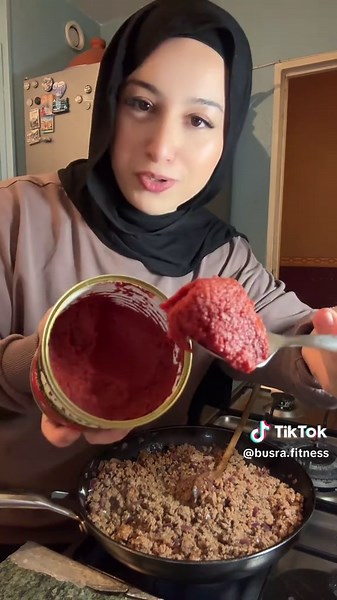 Pommes de terre croustillantes avec un mélange de la viande hachée à la sauce tomate et une délicieuse sauce au yaourt 😍 Ingrédients : 5/6 pommes de terres Huile de cuisson 2 oignons rouges 500 gr de viande hachée 1 à 2 cas de concentré de tomates 6 cas de yaourt turcs 3 gousses d’ail Sel Epices : paprika, ail en poudre, persil, sel cumin Préparation : Coupez les pommes de terre en petits cubes Assaisonnez avec de l’huile du paprika,l’ail en poudre, le persil et le sel Mélangez bien puis enfour