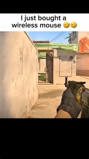 CS2 on Instagram: "日本利用压电瓷砖将脚步转化为电能。这些瓷砖捕捉来自你脚步的动能。当你行走时，你的重量和动作会对瓷砖产生压力。瓷砖会轻微弯曲，从而产生机械应力。瓷砖内部的压电材料将这种应力转化为电能。每一步都会产生少量电荷，而数百万步结合在一起就能产生足够的电力来驱动 LED 灯、数字显示屏和传感器。在像涩谷车站这样繁忙的地方，每天大约有 240 万个脚步为这一系统作出贡献。这些电能可以被储存或立即使用，从而减少对传统电力来源的依赖，并支持可持续的城市基础设施。这种方法将日常运动转化为实用的可再生能源 #日本 #知识 #事实 #你知道吗 #推荐 科技 创新 历史 技术 实验 热门 日本利用压电瓷砖将脚步转化为电能。这些瓷砖捕捉来自你脚步的动能。当你行走时，你的重量和动作会对瓷砖产生压力。瓷砖会轻微弯曲，从而产生机械应力。瓷砖内部的压电材料将这种应力转化为电能。每一步都会产生少量电荷，而数百万步结合在一起就能产生足够的电力来驱动 LED 灯、数字显示屏和传感器。在像涩谷车站这样繁忙的地方，每天大约有 240 万个脚步为这一系统作出贡献。这些电能可以被储存或立即使用，从