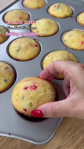 Bake the perfect cupcakes every time with this life changing hack. 🧁 #kroger #cupcakes #foodhacks #kitchenhacks #bakingtiktok