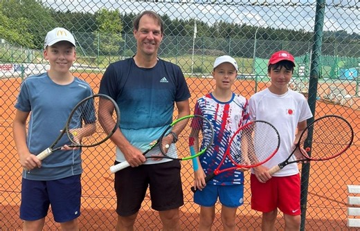 Tennis-Sensation in Zwiesel: Er besiegte Federer und Nadal – jetzt half der Ex-Profi im Team seines Neffen aus