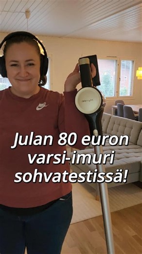 Tiina Seppälä | Suomen virallisin arjenkesyttäjä on Instagram: "Julan 80 euron varsi-imuri testissä ja sopivasti just elämänhallintatehtävänä oli tänään sohvan imurointi! Mä testailen tällä viikolla tätä Julan imuria vähän ympäri kämppää, niin ota tili seurantaan jos varsi-imuripuhe kiinnostaa! Spoiler: tämä imuri ei vakuuta 😅 Ihan ok sain tuon sohvan imuroitua, mutta imuteho tuntuu tosi heikolta verrattuna muihin imureihin! Lisäksi tuo suulake meni heti jumiin yhden imuroinnin jälkeen noista h