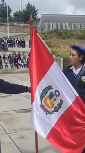 Emotiva entrega de la bandera por parte de los estudiantes de la Promoción 2025 a la nueva escolta quienes asumirán con orgullo y responsabilidad la representación de nuestra institución en las diferentes actividades cívicas. Este significativo acto simboliza el relevo generacional y el compromiso con los valores de respeto, identidad y amor por la patria. 🇵🇪✨ | IE Scm Huancacarpa Alto