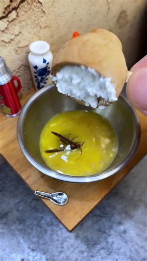 fried bees,Food Pioneer#bee#insectFood #minicandy toys#SimpleoneAnothermeal# ritual sense