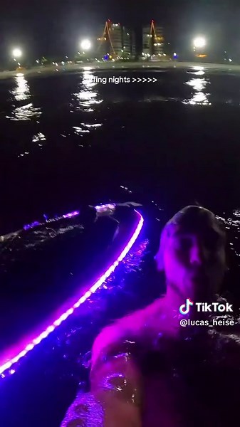Surf Noturno: Um Guia de Aventura com Luzes LED