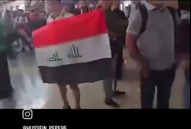 🇺🇸🇮🇶 Un grupo de Iraquíes estaban haciendo escala en el aeropuerto de Dallas, Texas, esperando para ir a Mexico para ver el partido contra Bolivia.Un Yankee apareció, les rompió su bandera y AMENAZÓ CON LLAMAR AL ICEINSÓLITO.