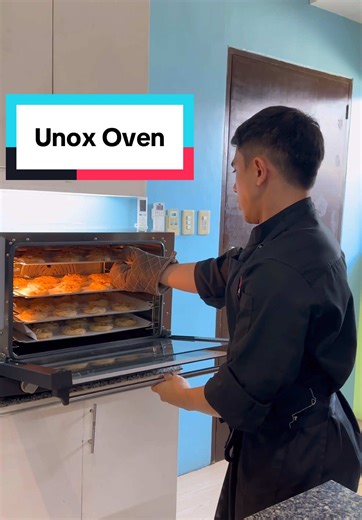 Hey bakers, share ko lang yung new favorite oven ko, the Unox Oven from BlizzardRef Sales Corporation. This is a convection oven, meaning may fan to circulate air para mas even heated yung oven. Meaning no hassle of changing pan placement or pan rotation. Not only that, they are offering a special discount to all of our Dessert Draft hands on and online students. For those who are interested in purchasing Unox Oven, please message us is Facebook or Instagram under Dessert Draft or Chef Clyden Sa