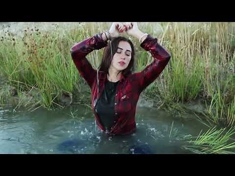 Wetlook Jeans and Sneakers in Lake