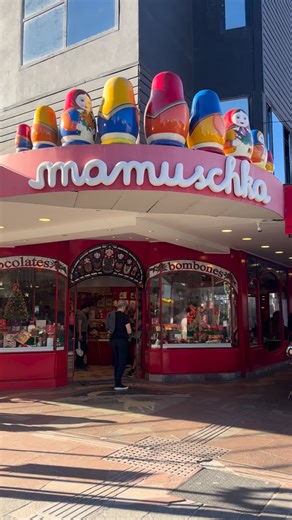 Victoire Finaz | Chocologue ® on Instagram: "Holà ! Je vous emmène chez @mamuschkachocolate, mon coup de cœur à Bariloche (Patagonie 🇦🇷), haut lieu de la gourmandise et de la convivialité. Ici, les amoureux du chocolat viennent pour se faire plaisir et sélectionner leurs douceurs préférées parmi un large choix de recettes artisanales, confectionnées à partir des fèves de cacao provenant d’Equateur et du Pérou (dont une origine inédite Matchu Pitchu !). Je suis repartie avec tout un assortiment