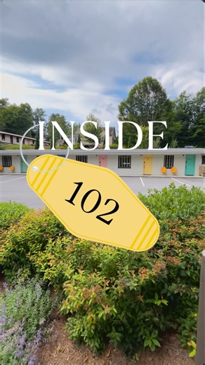 Inside Room 102, our only King Deluxe room and the coziest place to unwind in style. After a long day of Blue Ridge adventures, settle in for a truly relaxing stay! ⛰️ Traveling with family? This room is perfectly paired with one of our other bunk bed rooms to comfortably accommodate everyone as a connecting suite. 🧑‍🧑‍🧒‍🧒 Every room at our boutique vintage motel includes: 🔐 Keypad entry ☕ Mini fridge, microwave, and coffee maker local coffee 🛋️ Vintage mid-century furniture & decor 🌙 @tu