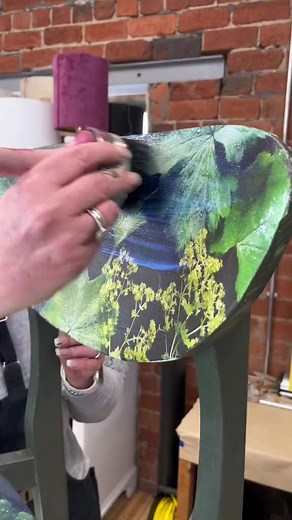 “Dark Mollis MCM Chair Makeover Finale”SollyJo continues to add WoodUbend Trim TR0119. Watch how the trim becomes flexible when warm! SollyJo simply pressed it with her hands and held it for a few seconds to wrap it around the areas supporting the legs of the chair. How do you like this piece?Products used:Posh Chalk Pigment InfusorPosh Chalk Deluxe Decoupage Dark Molis�WoodUbend Trim 118 IE#poshchalk #poshchalkdecoupage #chair #woodubend #woodubendmouldings #woodubendtrim #furnituredesign #furn