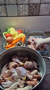 Milyen a jó csirke húsleves? 🍗🍲 Ahány ház, annyi szokás, de megmutatom, hogy én hogyan készítem el a csirke húslevest 🍲 #húsleves #vasárnapihúsleves #ebéd #chickensoup #cooking | Bettina Bagladi
