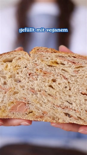 Veganes Schinken-Käse-Sauerteigbrot #sauerteigbrot #veganbacken #backen