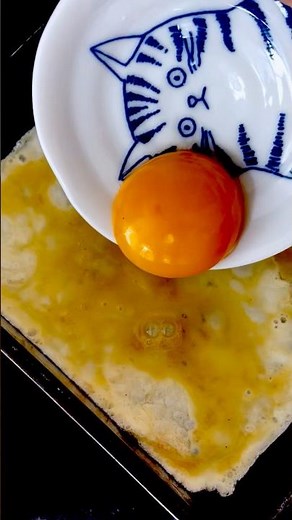 Egg yolk in egg rolls! Make simple 🍚 rice bowl! #eggroll #simplecooking #easyrecipe #comfortfood