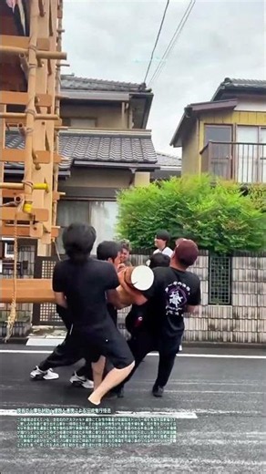 鉄板で山車を制動：複数人連携による伝統曳行技法